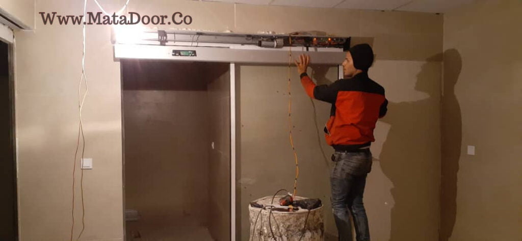 درب اتوماتیک تک لت در حال اجرا